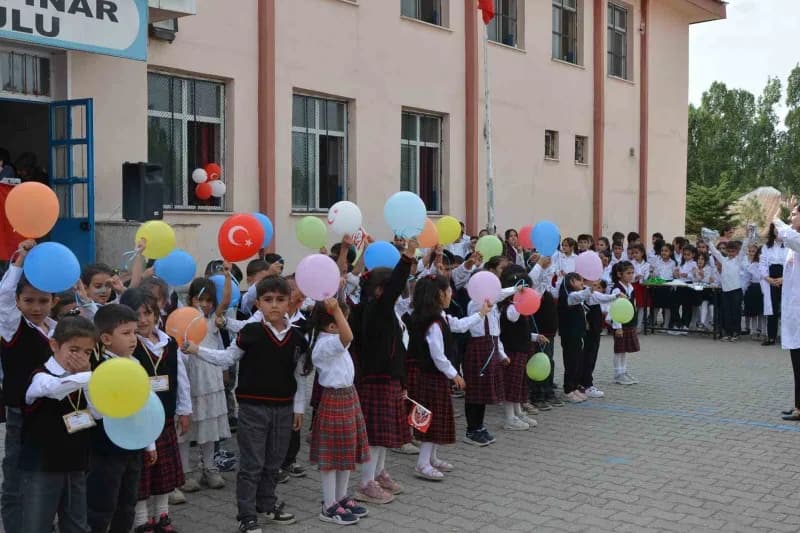 Patnos’ta İlköğretim Haftası, düzenlenen tören ve etkinliklerle coşku içerisinde kutlandı.