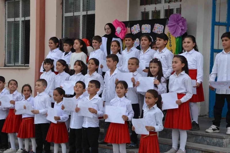 Patnos’ta İlköğretim Haftası, düzenlenen tören ve etkinliklerle coşku içerisinde kutlandı.