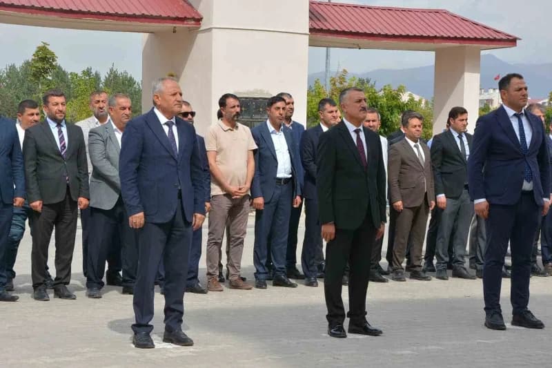 Patnos’ta İlköğretim Haftası kutlama töreninde öğrenciler ve protokol üyeleri
