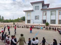 Türk Kızılay Patnos Şubesi gönüllüleri Sütlü Pınar İlkokulu öğrencileriyle etkinlikte bir arada