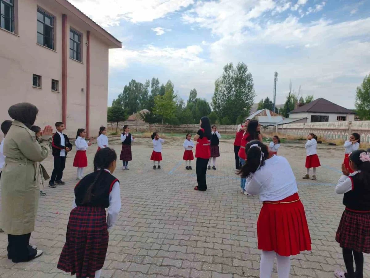 Patnos’ta Kızılay gönüllüleri öğrencilerle bir araya geldi