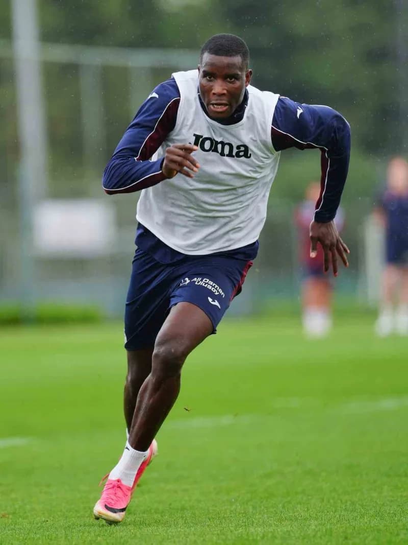 Trabzonspor forması giyen Paul Onuachu maçta mücadele ederken
