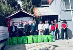 Kütahya Pazarlar’da kiraz ve vişne üreticilerine dağıtılan bordo bulamacı kutuları