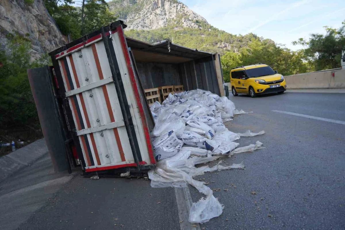 Antalya-kemer kara yolunda bariyerlere çarptıktan sonra yaklaşık 1 kilometre boyunca sürterek ilerleyen pelet yüklü kamy