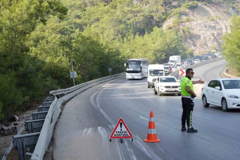 Antalya-kemer kara yolunda bariyerlere çarptıktan sonra yaklaşık 1 kilometre boyunca sürterek ilerleyen pelet yüklü kamy