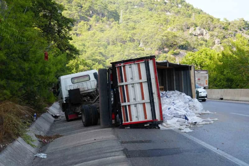 Antalya-kemer kara yolunda bariyerlere çarptıktan sonra yaklaşık 1 kilometre boyunca sürterek ilerleyen pelet yüklü kamy