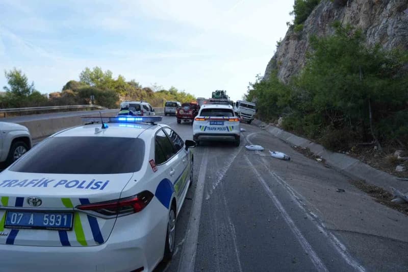 Antalya-kemer kara yolunda bariyerlere çarptıktan sonra yaklaşık 1 kilometre boyunca sürterek ilerleyen pelet yüklü kamy
