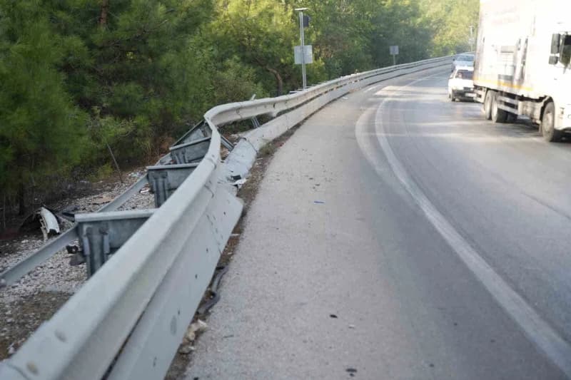 Antalya-kemer kara yolunda bariyerlere çarptıktan sonra yaklaşık 1 kilometre boyunca sürterek ilerleyen pelet yüklü kamy