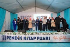 Pendik Kitap Fuarı açılış töreninde konuşan Pendik Belediye Başkanı Ahmet Cin ve katılımcılar