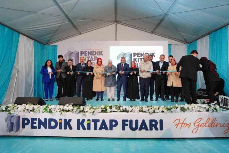 Pendik Kitap Fuarı açılış töreninde konuşan Pendik Belediye Başkanı Ahmet Cin ve katılımcılar