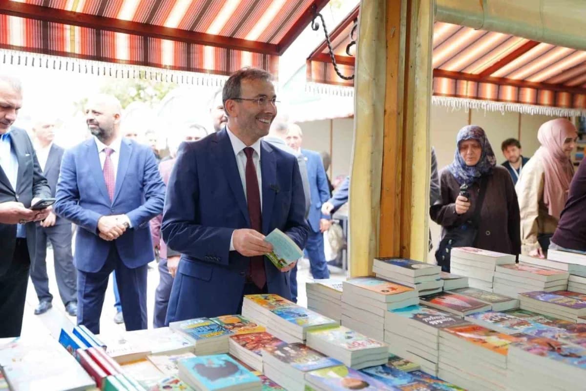 Pendik Belediyesi tarafından bu yıl 11’incisi düzenlenen Pendik Kitap Fuarı başladı. AK Parti Genel Merkez Kadın Kolları