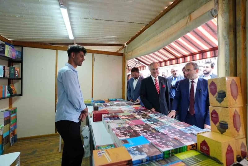 Yazar, yayıncı, dağıtımcı, matbaacı, grafiker ve okuyucu gibi yayıncılık sektörünün tüm paydaşlarını bir araya getiren f
