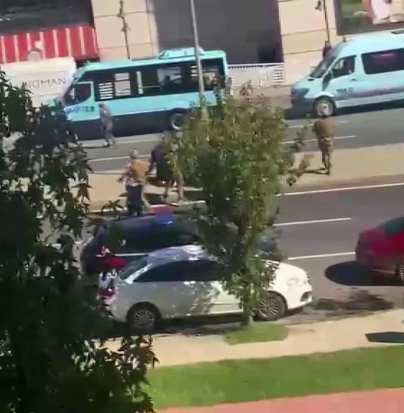 Pendik Yenişehir Mahallesi Dedepaşa Caddesi'nde polis ve özel harekat ekipleri bıçaklı şahsı etkisiz hale getiriyor