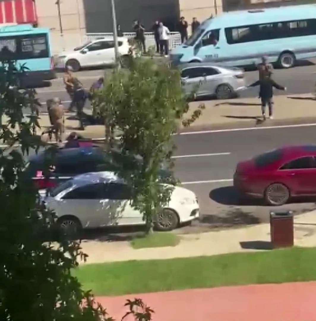 Pendik'te cadde üzerinde elinde bıçakla dolaşarak çevredeki vatandaşlara korku dolu anlar yaşatan şahıs, özel harekat po