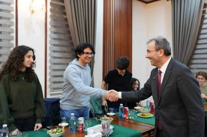 Pendik Belediyesi tarafından yeni üniversitelilere verilen 20 bin TL eğitim desteği ödemeleri