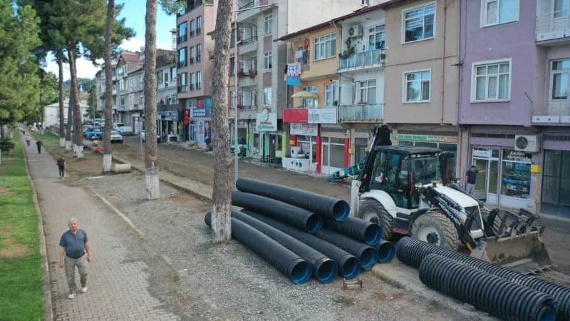 Çalışma kapsamında ilçedeki yağmur suyu altyapısı yenilenirken, 7 cadde ve sokakta mevcut hatlar daha dayanıklı ve ihtiy