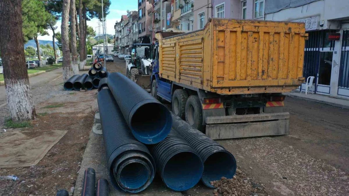 Ordu Perşembe ilçesinde yağmur suyu hattı yenileme çalışması yapan işçiler ve ekipmanlar