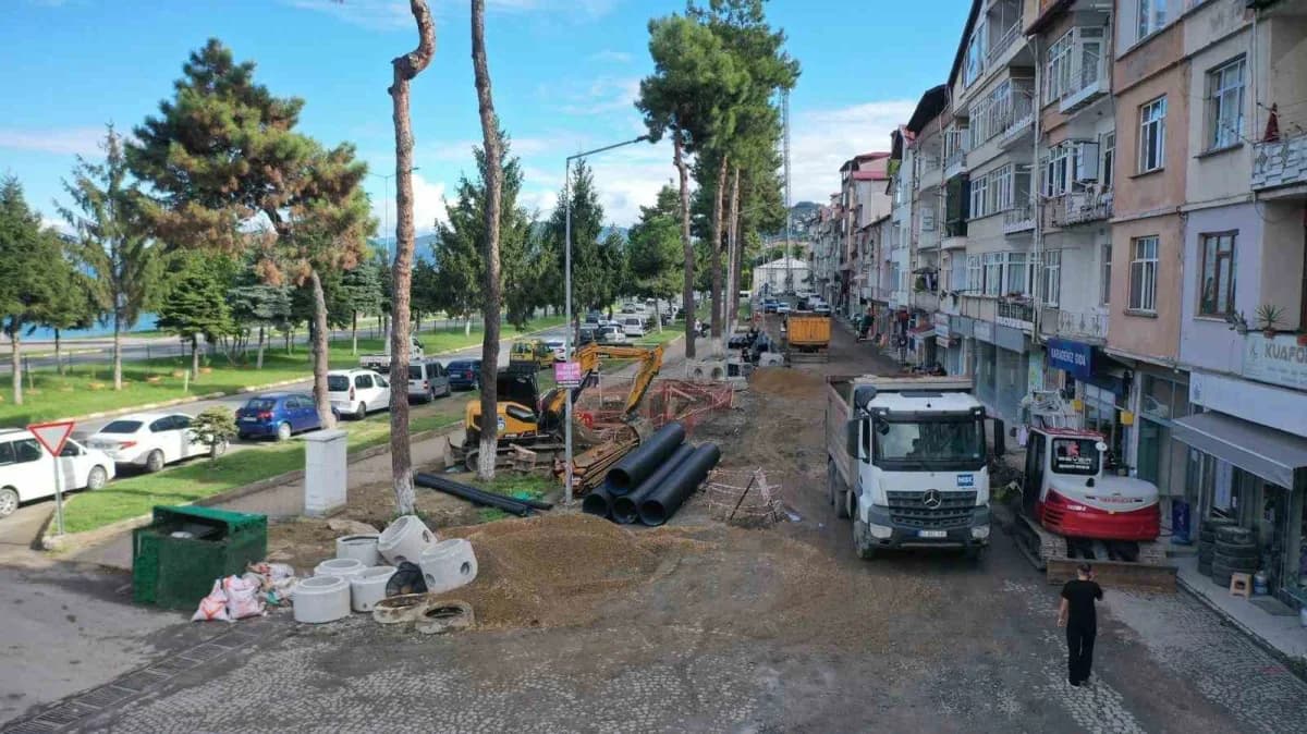 Çalışma kapsamında ilçedeki yağmur suyu altyapısı yenilenirken, 7 cadde ve sokakta mevcut hatlar daha dayanıklı ve ihtiy