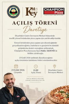 Diyarbakır'da yöresel ürünlerle pizza yapım atölyesinde eğitim alan kadınlar ve Hakkı Akdeniz