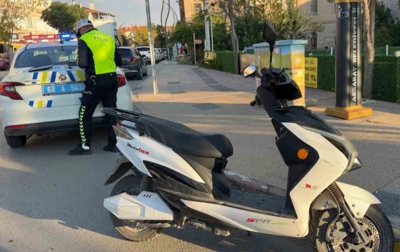 Plakasız motosiklet 1 ay süreyle trafikten men edilerek otoparka çektirildi.