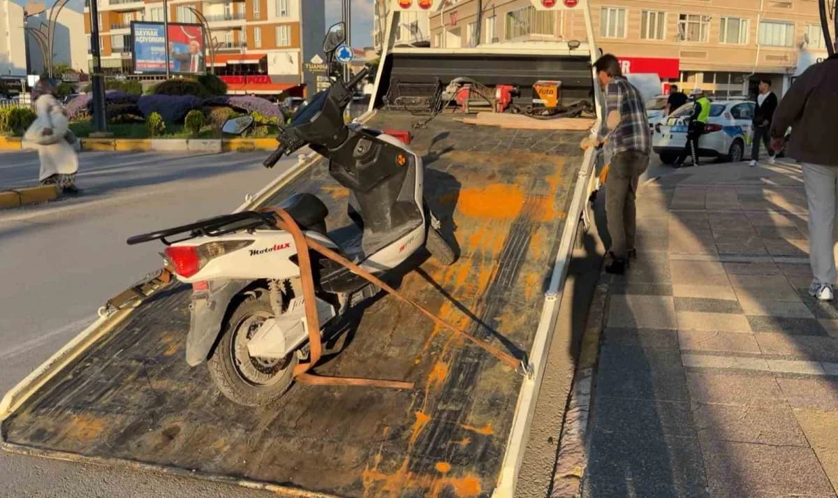 Plakasız motosiklet 1 ay süreyle trafikten men edilerek otoparka çektirildi.