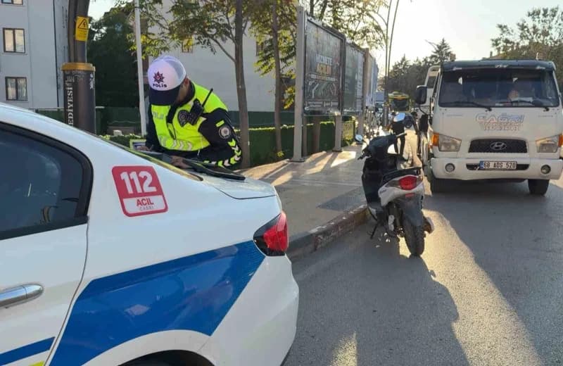 Plakasız motosiklet 1 ay süreyle trafikten men edilerek otoparka çektirildi.