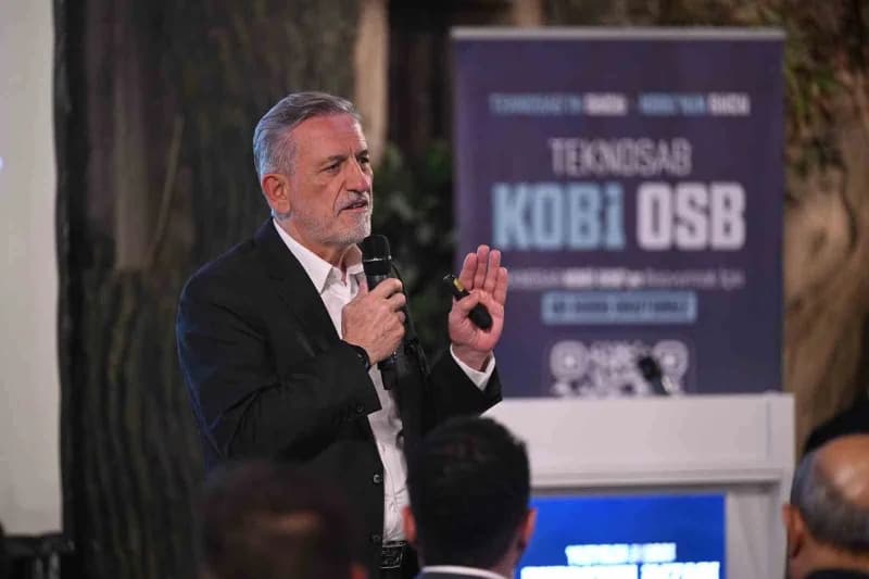 Bursa Ticaret ve Sanayi Odası Başkanı İbrahim Burkay plastik sektör temsilcileriyle toplantıda konuşuyor