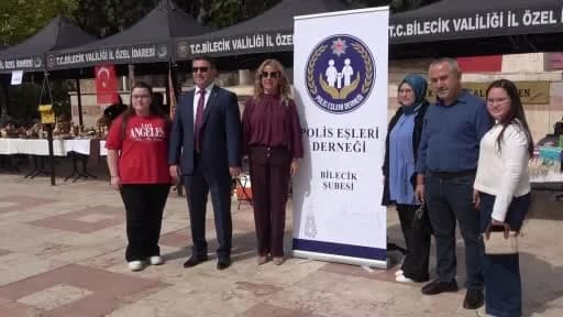 Polis Eşleri Derneği Bilecik Şubesi tarafından düzenlenen hayır çarşısında el emeği ürünlerin sergilendiği stantlar
