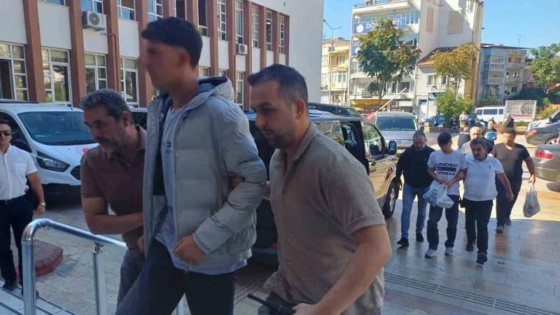 Aydın'ın Efeler ilçesindeki bir lisenin önünde pompalı tüfekle gezen 2 şüpheli ve Olayla bğlantılı olduğu belirlenen 1 ş