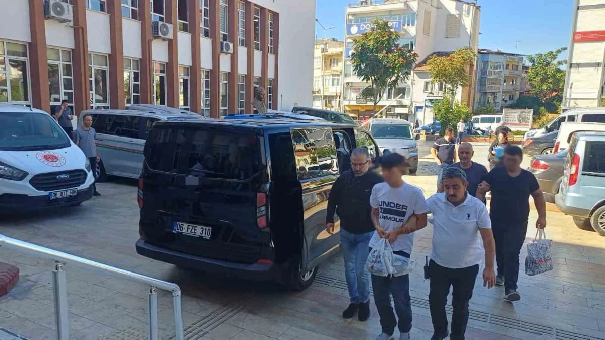 Aydın'ın Efeler ilçesindeki bir lisenin önünde pompalı tüfekle gezen 2 şüpheli ve Olayla bğlantılı olduğu belirlenen 1 ş