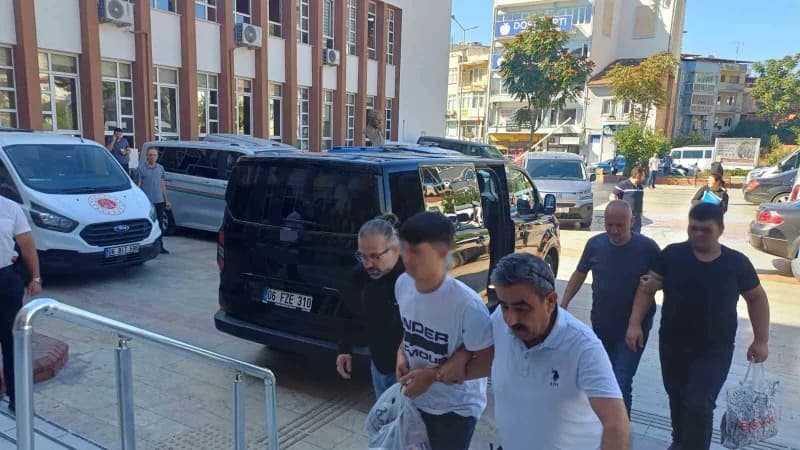 Aydın'ın Efeler ilçesindeki bir lisenin önünde pompalı tüfekle gezen 2 şüpheli ve Olayla bğlantılı olduğu belirlenen 1 ş