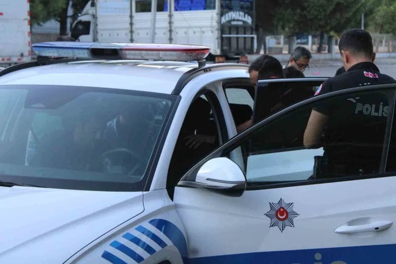 Aydın'ın Efeler ilçesinde bir lisenin önünde elinde pompalı tüfekle gezen 2 şüphelinin olduğunu fark eden vatandaşların