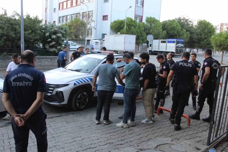 Aydın'ın Efeler ilçesinde bir lisenin önünde elinde pompalı tüfekle gezen 2 şüphelinin olduğunu fark eden vatandaşların