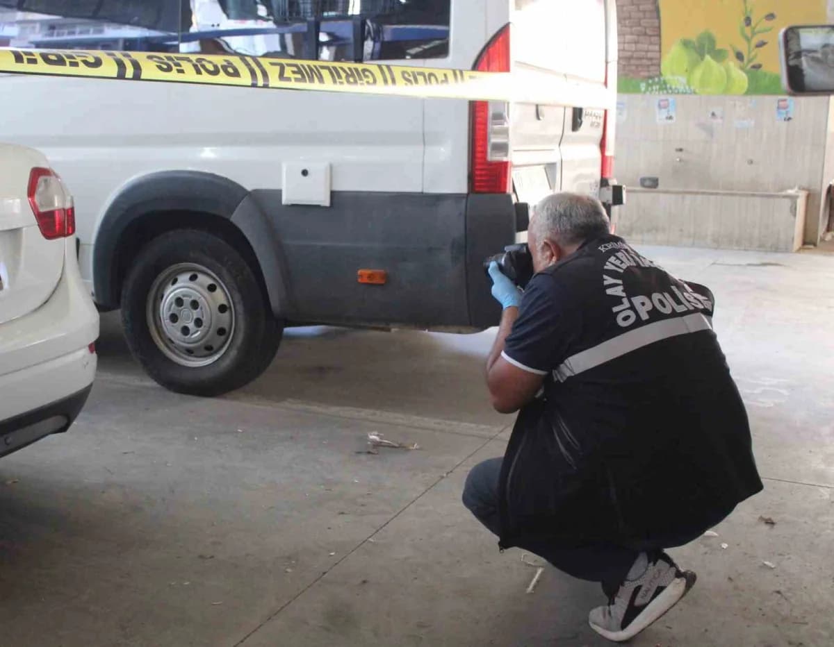 Aydın Efeler ilçesinde bir lise önünde pompalı tüfekle dolaşan 2 şüphelinin yakalanması sonrası polis ekipleri olay yeri