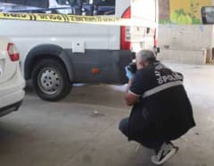Aydın Efeler ilçesinde bir lise önünde pompalı tüfekle dolaşan 2 şüphelinin yakalanması sonrası polis ekipleri olay yeri