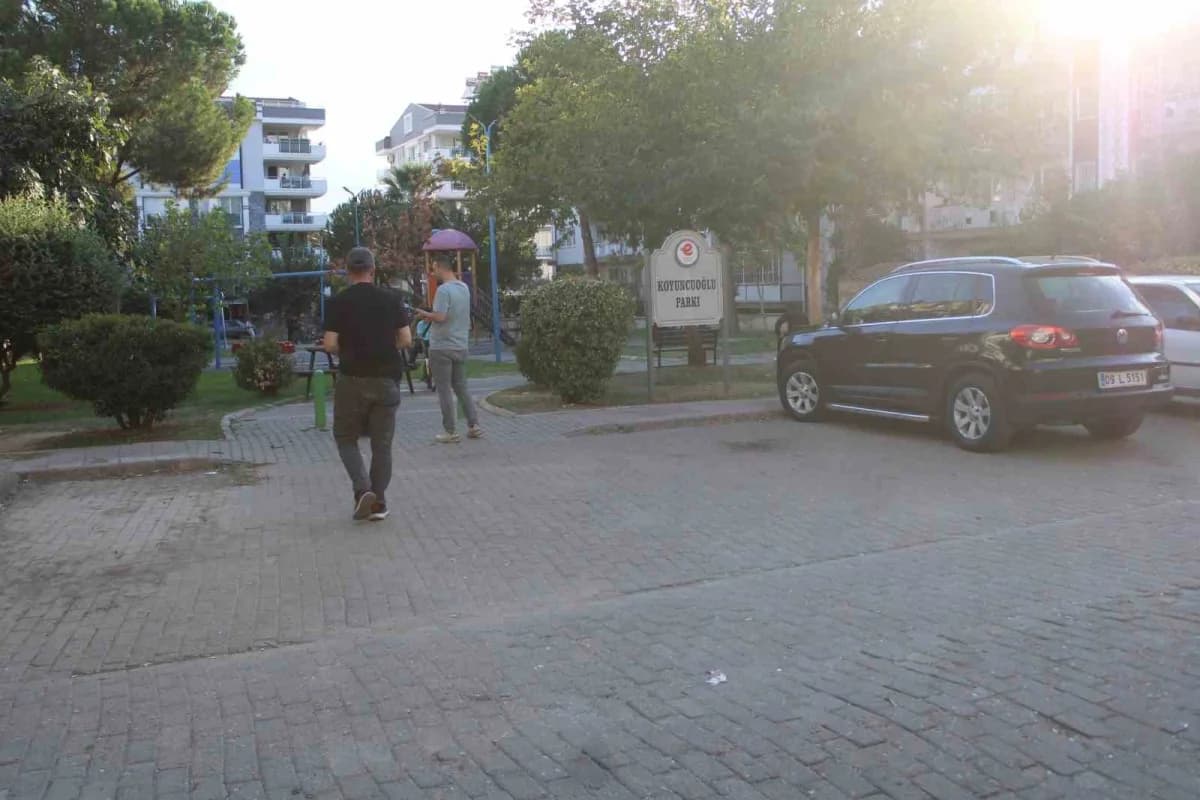 Aydın'ın Efeler ilçesinde bir lisenin önünde elinde pompalı tüfekle gezen 2 şüphelinin olduğunu fark eden vatandaşların