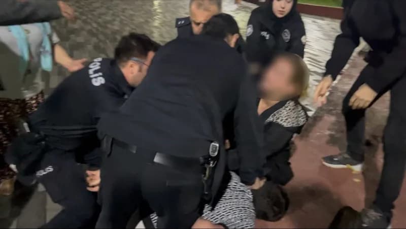 Olay yerine gelen ekipler e.a.'yı işlem yapmak üzere götürmek isteyince bu kez anne ve teyze polise direndi. Ekiplerin ş
