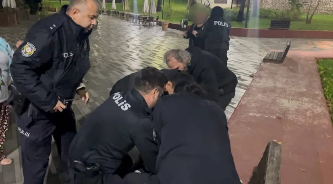 Korkuya kapılan anne ve teyzesi polisi arayarak yardım istedi. Olay yerine gelen ekipler e.a.'yı işlem yapmak üzere götü