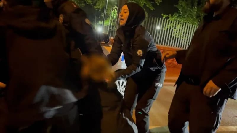 Olay yerine gelen ekipler e.a.'yı işlem yapmak üzere götürmek isteyince bu kez anne ve teyze polise direndi. Ekiplerin ş