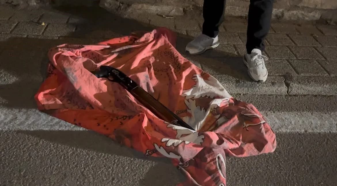 Bursa Osmangazi'de pompalı tüfekli gerginlik sırasında polis ekipleri müdahale ediyor