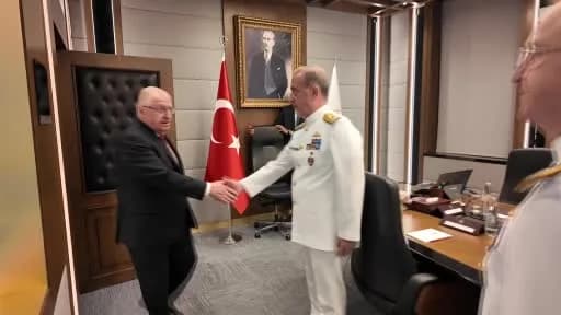 Milli Savunma Bakanı Yaşar Güler, Deniz Kuvvetleri Komutanı ve heyeti kabul ederken konuşma yapıyor