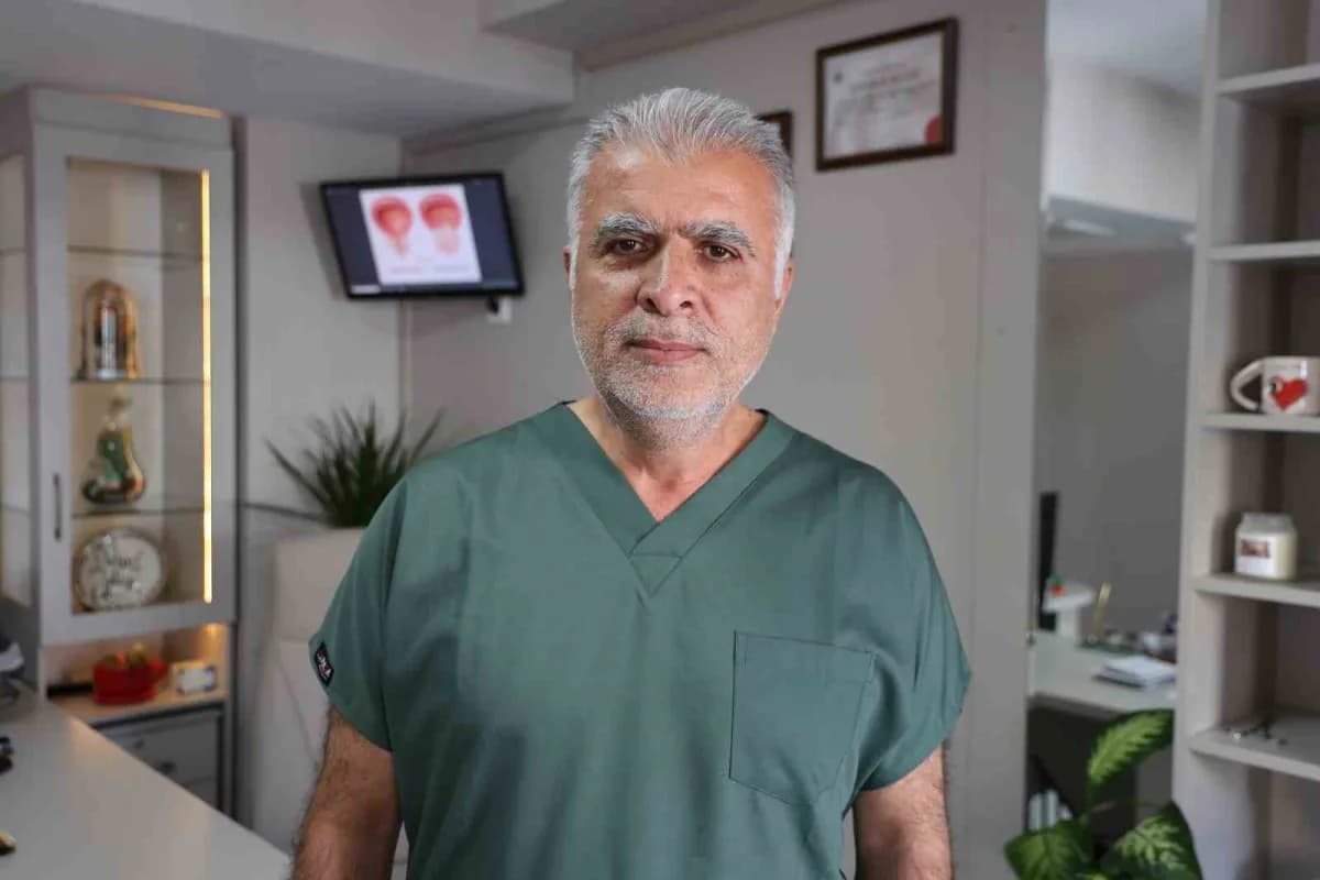 Üroloji Uzmanı Op. Dr. Veysel Yüzgeç hastane ortamında açıklama yapıyor