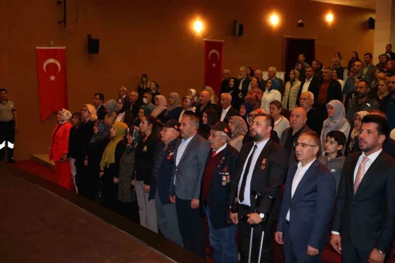 Pursaklar’da Gaziler Günü kapsamında düzenlenen Aşıklar Buluşması etkinliğinde aşıklar saz çalarken
