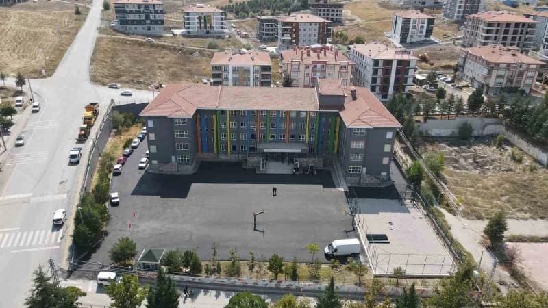 Ankara Pursaklar Belediyesi, ilçedeki okulların fiziki şartlarını iyileştirmek amacıyla gerçekleştirdiği çalışmalarla eğ
