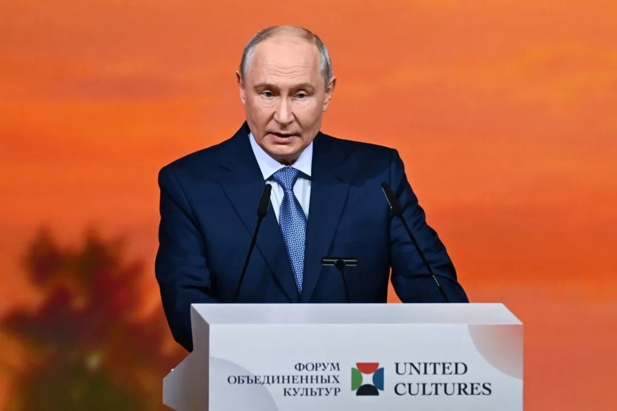 Vladimir Putin St. Petersburg Uluslararası Birleşik Kültürler Forumu'nda konuşma yaparken