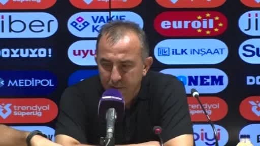 Çaykur Rizespor Teknik Direktörü Recep Uçar basın toplantısında açıklama yapıyor