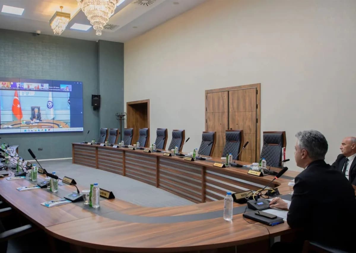 Erzincan Binali Yıldırım Üniversitesi Rektörü Prof. Dr. Ufuk Kuyrukluyıldız çevrim içi toplantıya katılırken