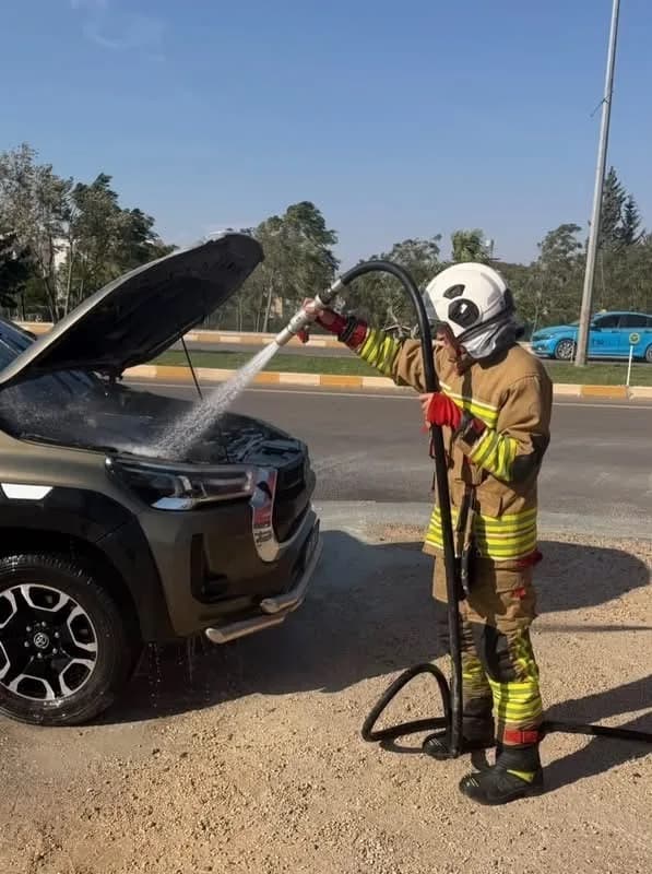 Reyhanlı yenişehir Mahallesi’nde yangın çıkan araca ekipler tarafından müdahale edildi.