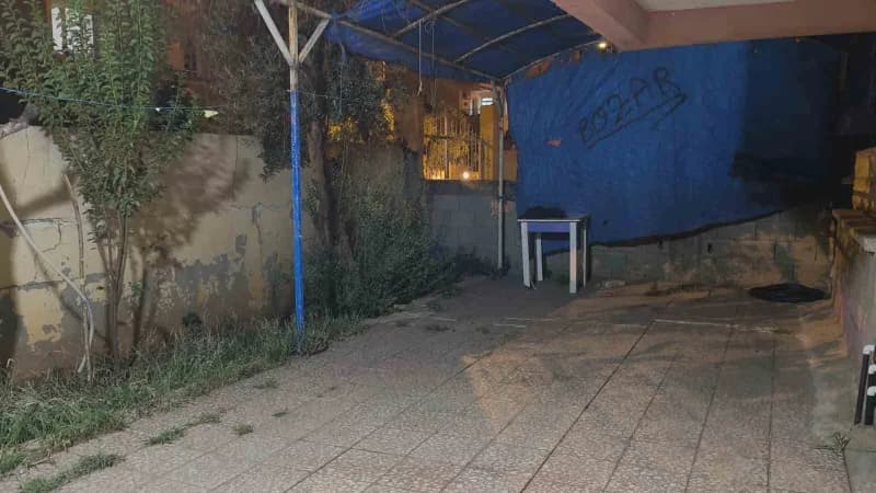 Reyhanlı ilçesinde yüzleri maskeli 2 hırsız, bahçe duvarından atlayarak girdikleri evin avlusundaki motosikleti çaldı.