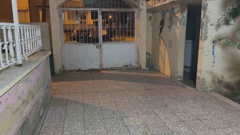 Reyhanlı ilçesinde yüzleri maskeli 2 hırsız, bahçe duvarından atlayarak girdikleri evin avlusundaki motosikleti çaldı.